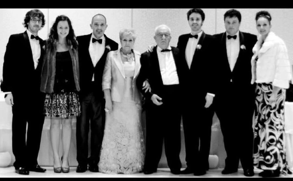 Bodas de oro con sus hijos y nietos.