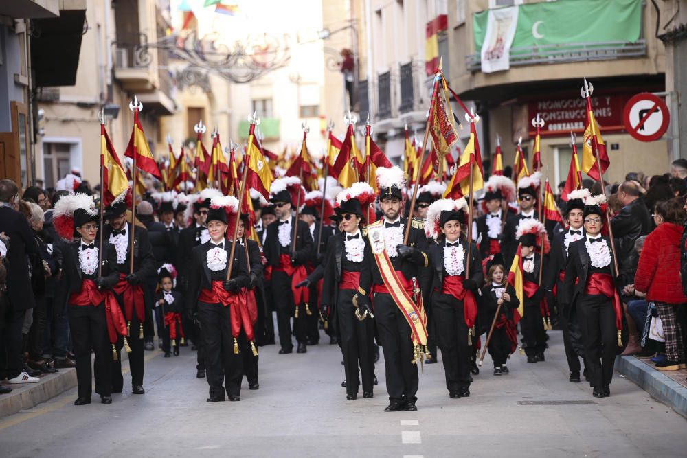 El desfile de La Entrada da la bienvenida a los Moros y Cristianos de Sax