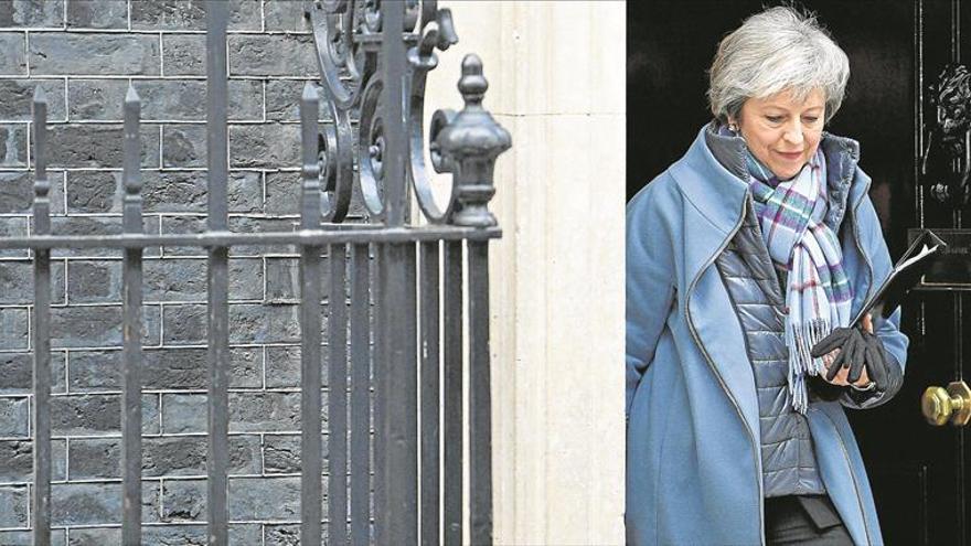 El Parlamento británico pide a May que renegocie con Bruselas