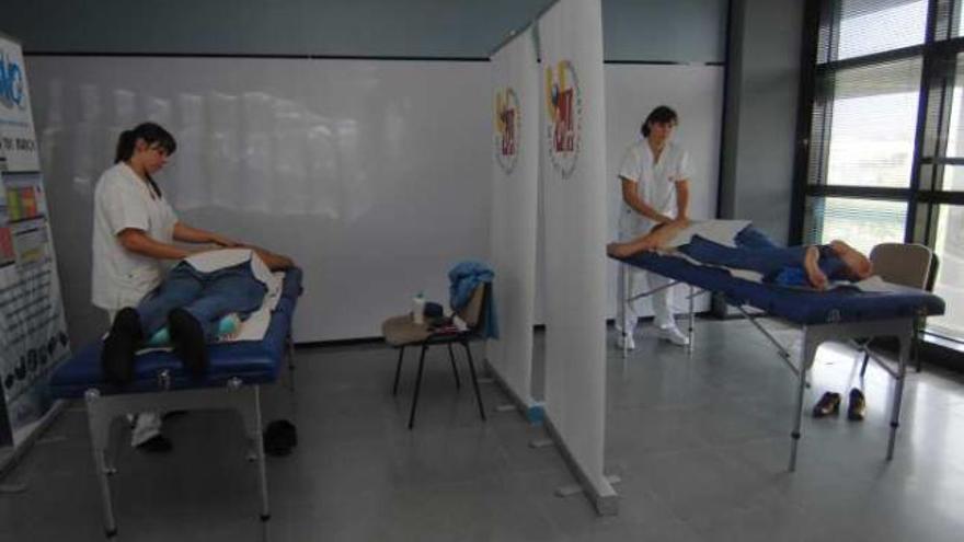 Alumnas de Fisioterapia dando masajes, ayer en el edificio La Galia del campus de Elche.