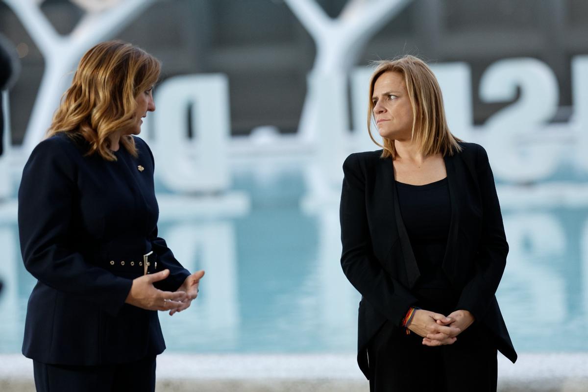 María José Catalá y Pilar Bernabé conversan momentos previos al funeral de Estado