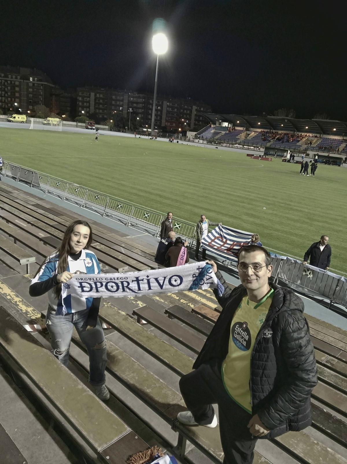 Lucía, junto a su padre Luis, en un partido como visitante del Deportivo