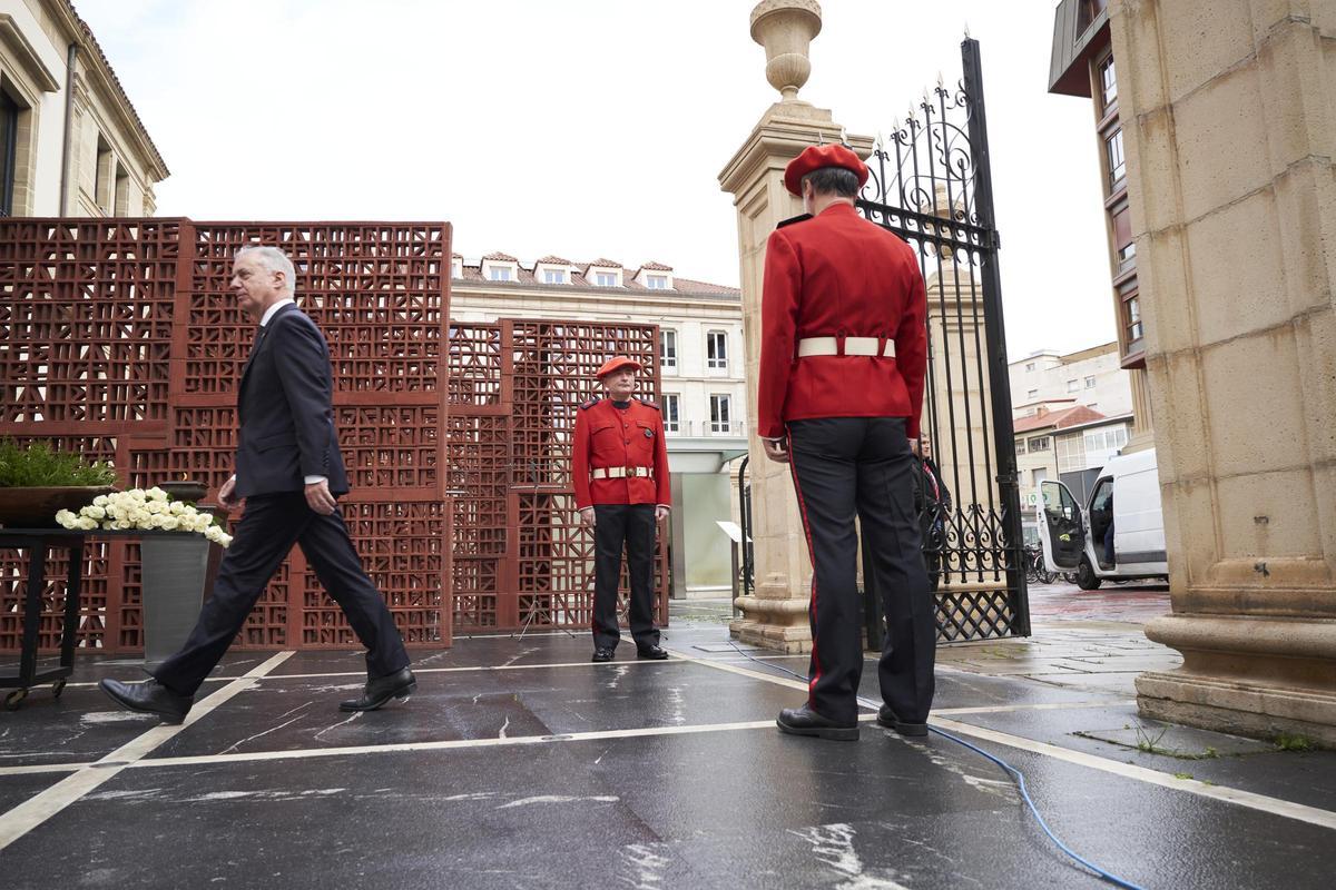 El Parlamento Vasco conmemora el Día de la Memoria.