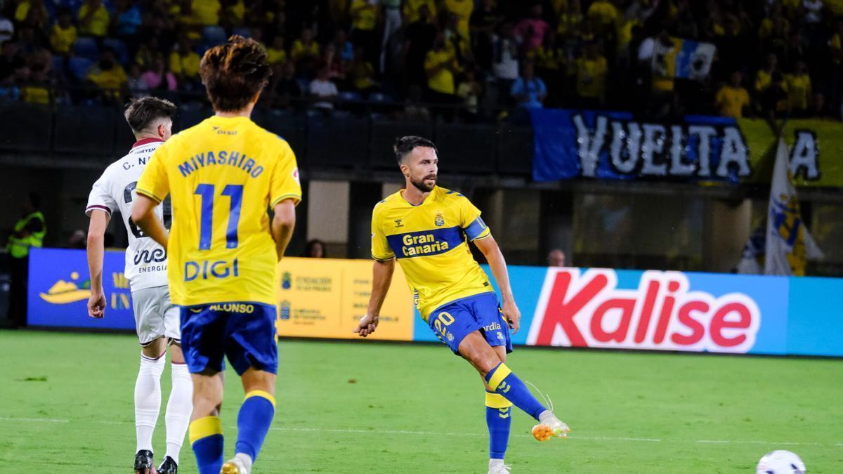 Kirian encuentra una línea de pase durante el partido frente al Albacete en el Estadio Gran Canaria