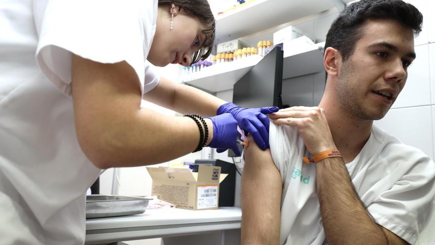 Vacunación a estudiantes: “Me vacuno de la gripe por dar ejemplo y por seguridad”