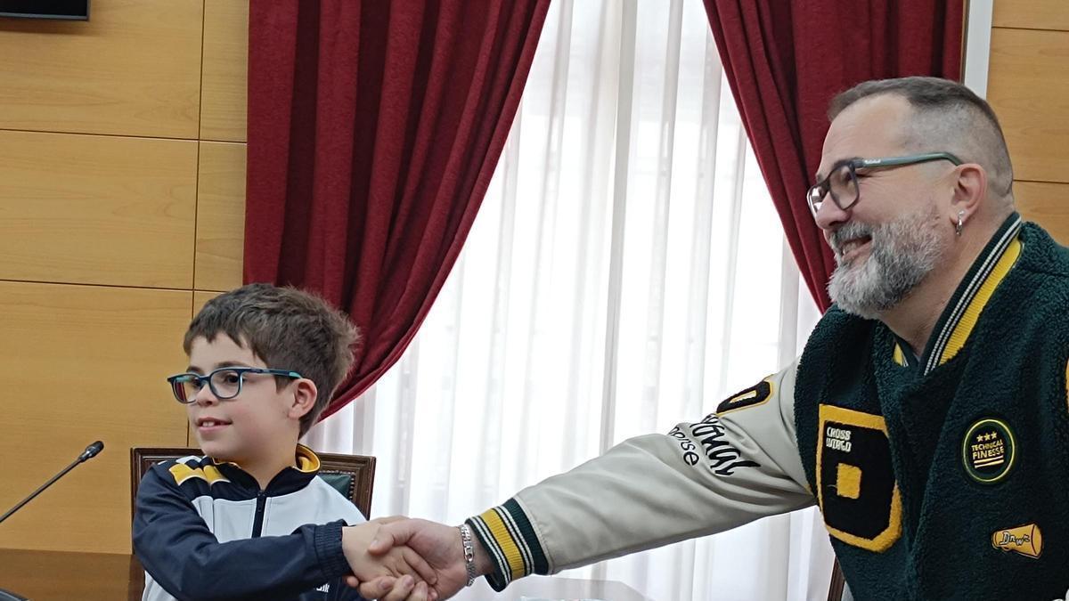 Beltrán Fernández Menéndez recibe la felicitación del Alcalde, Roberto García.