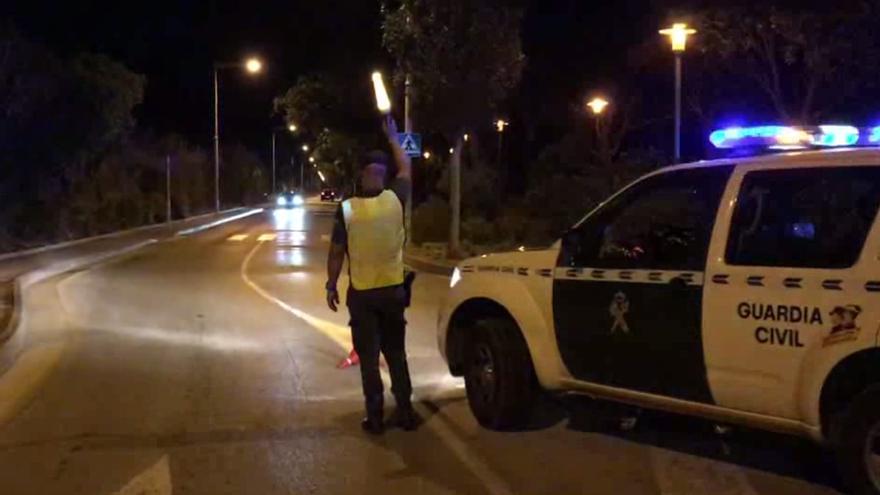 Agrede e intenta huir de la Guardia Civil después de circular en sentido contrario por Sant Antoni