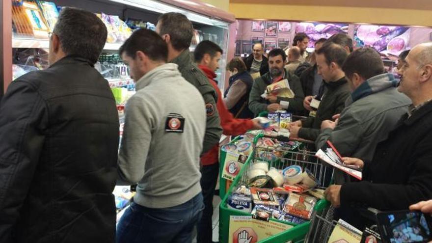 Protesta en un supermercado de Pontevedra contra los precios de la leche