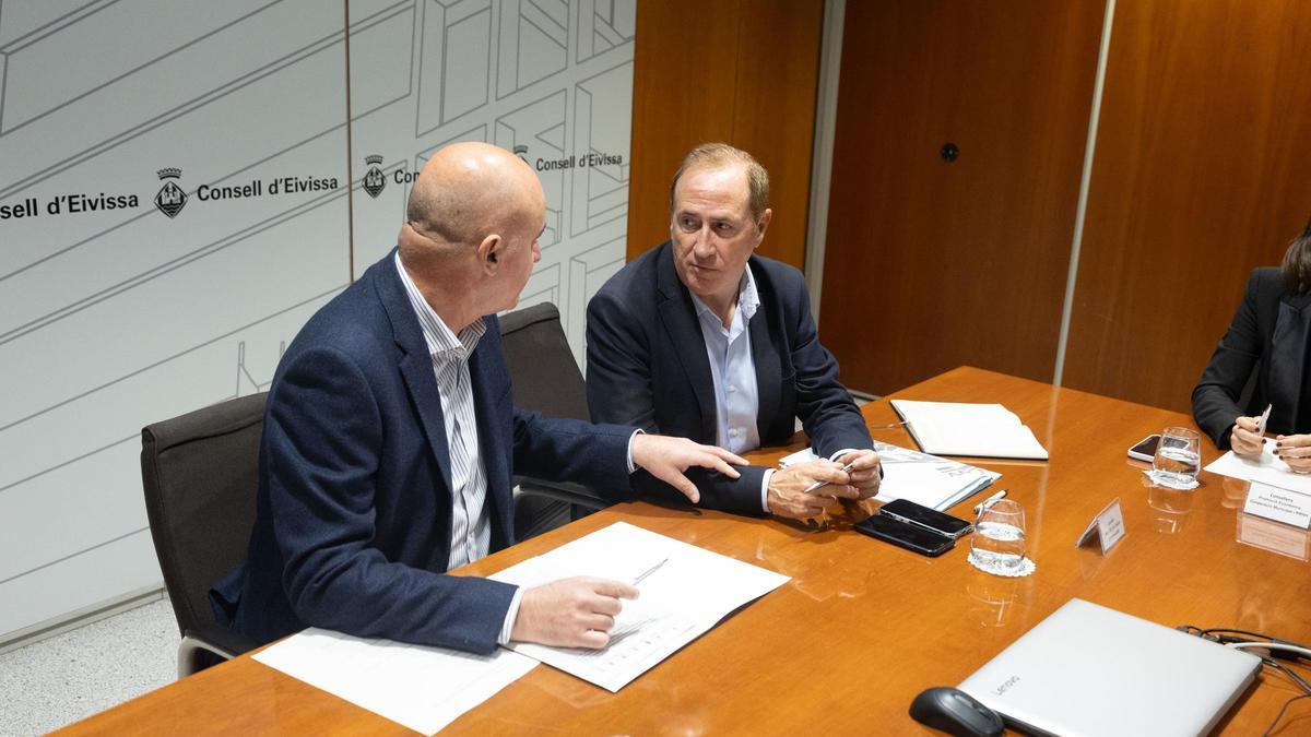 El presidente del Consell de Ibiza, Vicent Marí, conversa con el conseller balear del Mar y Ciclo del Agua, Juan Manuel Lafuente, este lunes en Ibiza.