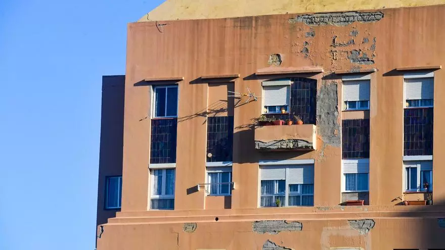 Desperfectos en los edificios y suciedad en el barrio de La Feria