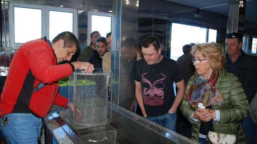 Manuel Fernández, con el lote comprado ayer en Ribadesella.