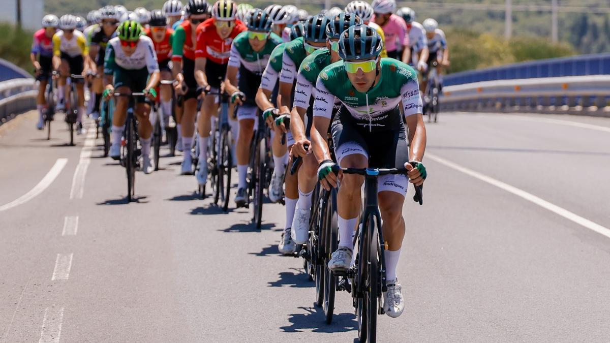 Corredores del Extremadura Pebetero tiran del pelotón.