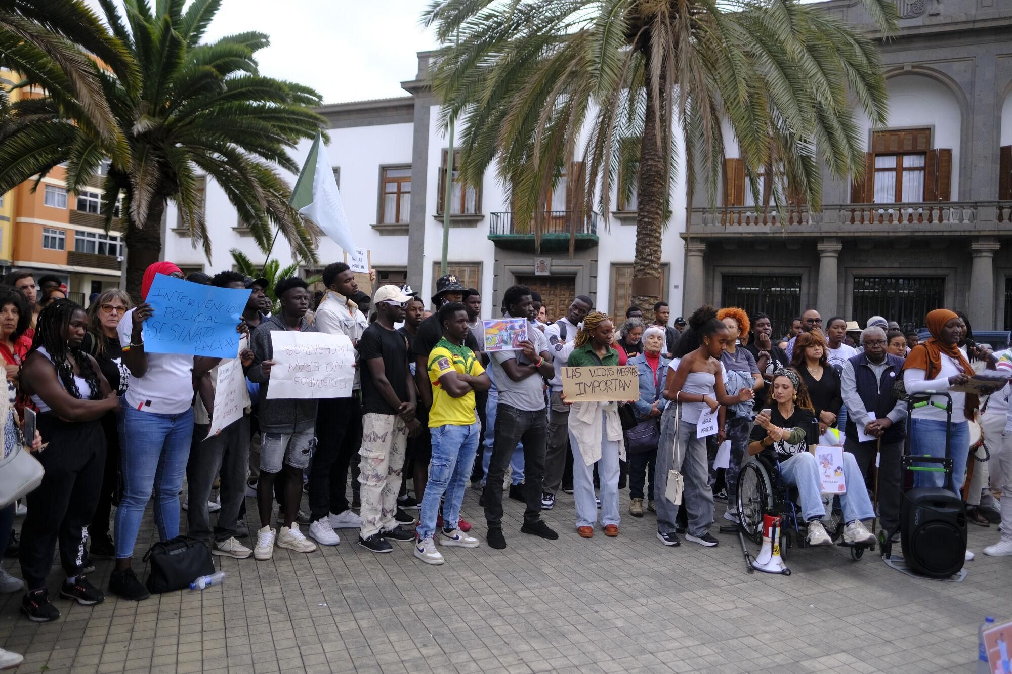 Concentración por la muerte de Abdoulie Bah en la plaza de La Feria