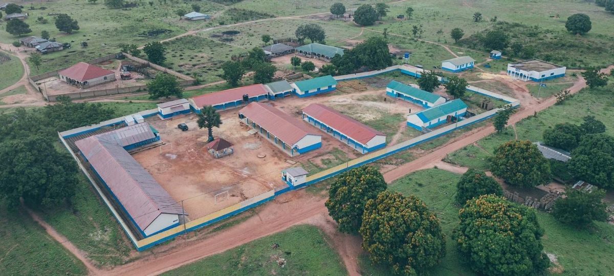 Panorámica del centro escolar que inauguró Solidarios Canarios en la aldea Jalokoto, en Gambia