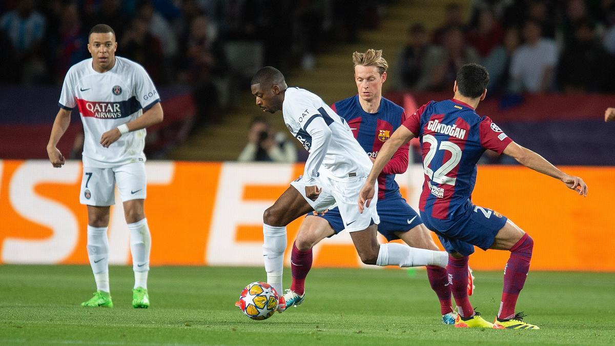 Dembélé inicia una jugada de ataque ante Mbappé y frente a Gündogan y De Jong en Montjuïc.