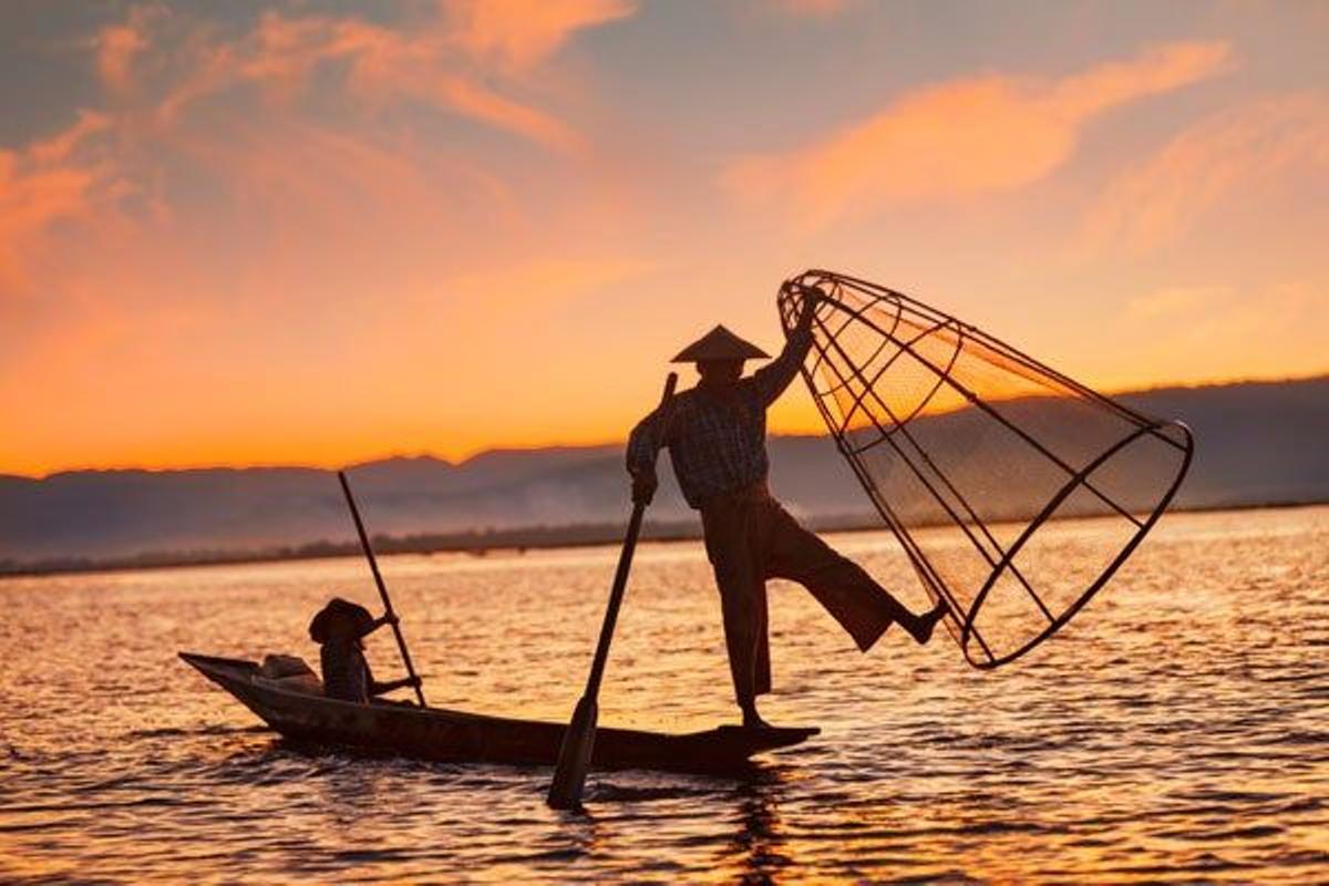 Pescador al atardecer en el lago Inle, en Myanmar.