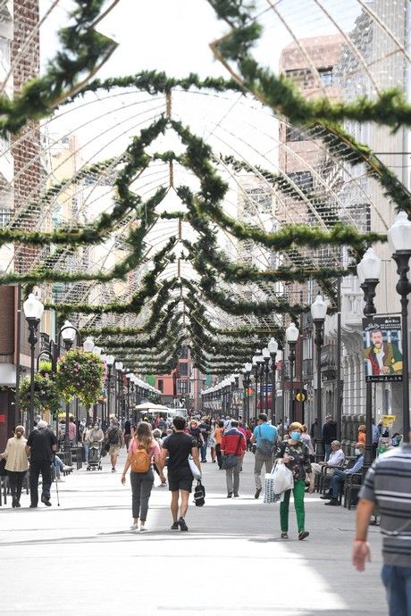 Colocado de alumbrado navideño en Triana