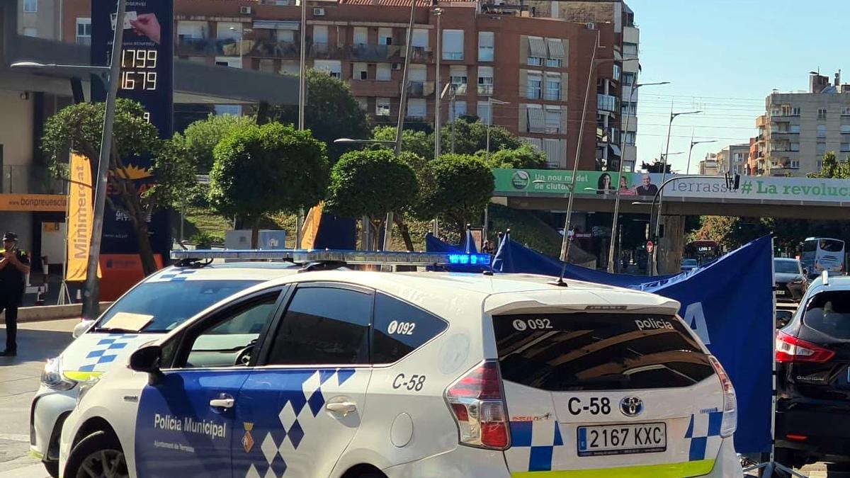 Patrullas de la Policía Municipal de Terrassa, en el lugar del atropello mortal.