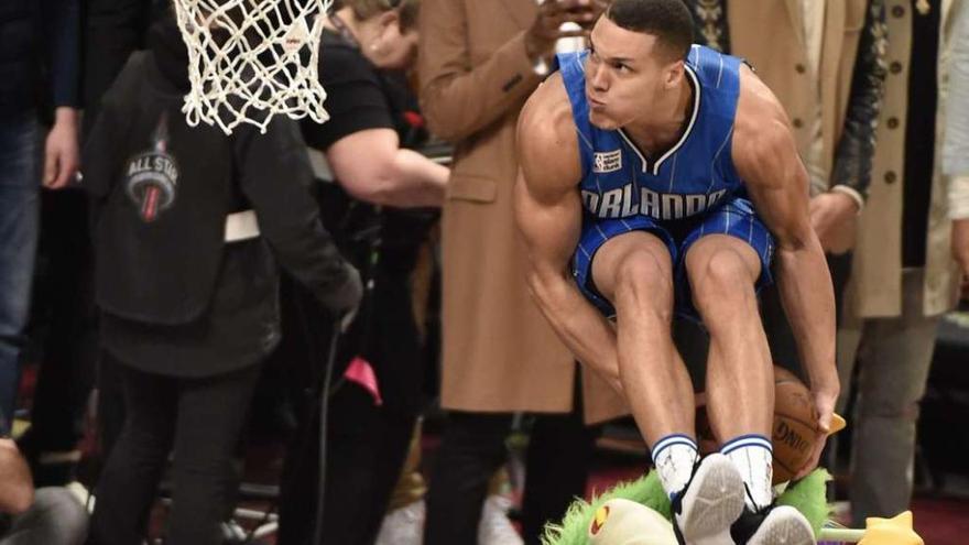 Aaron Gordon salta por encima de la mascota de los Magic en el mate más espectacular.