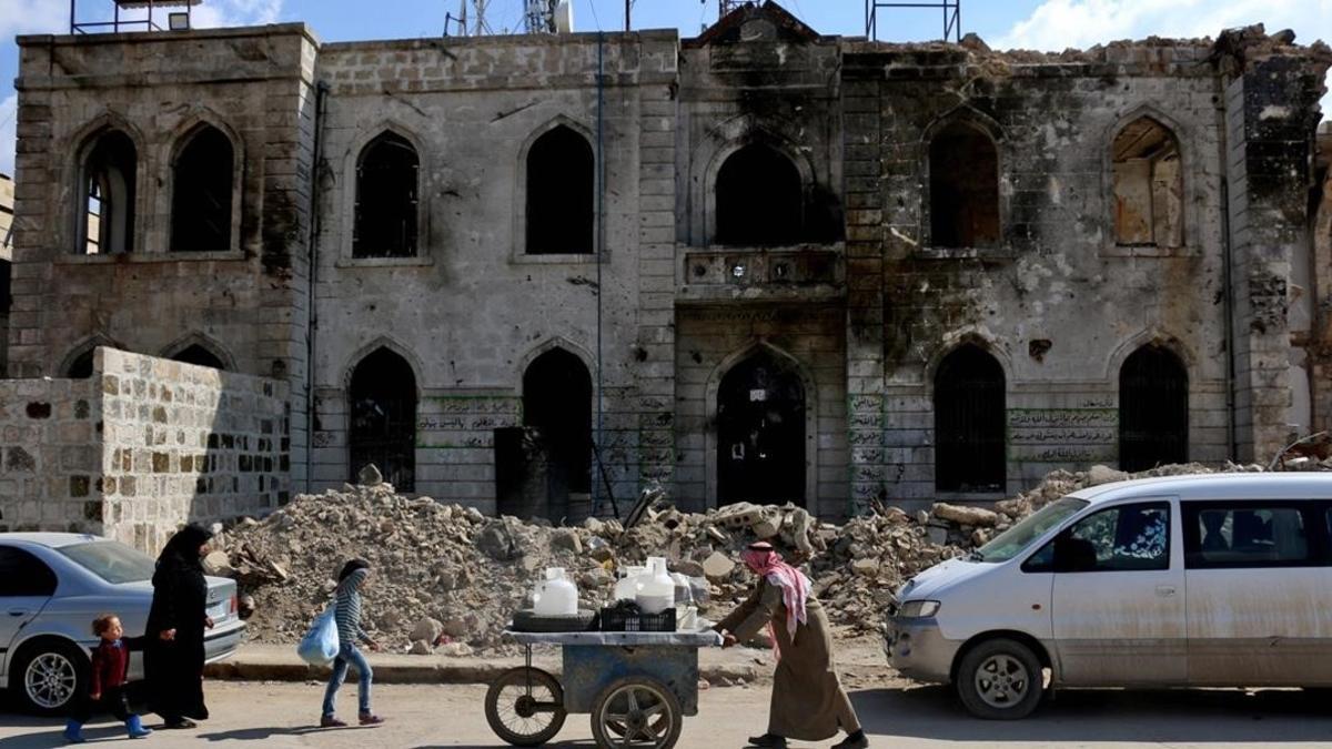 Un sirio empuja un carro en la localidad de Azar (norte de Siria) este martes.