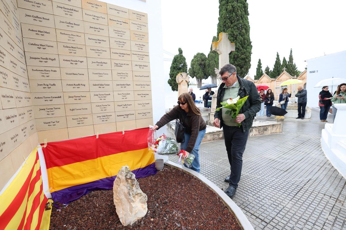 Las imágenes del acto realizado en Ibiza en memoria de las víctimas de la Guerra Civil y la dictadura