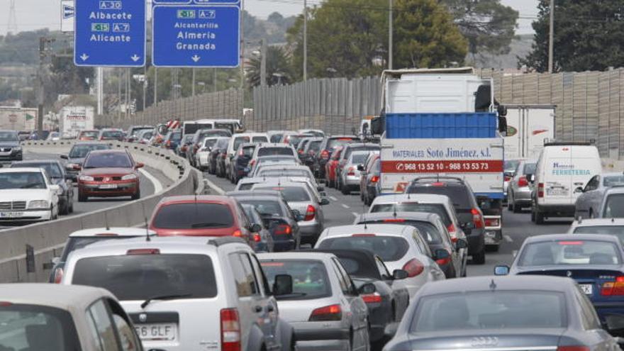 Un choque en cadena deja dos heridos y retenciones kilométricas en la A-30 de Murcia