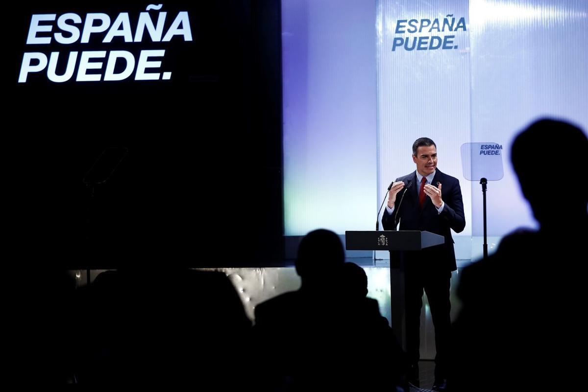 GRAF7603. MADRID, 31/08/2020.- El presidente del Gobierno, Pedro Sánchez, durante la conferencia España puede. Recuperación, Transformación, Resiliencia, que pronunció hoy en La Casa de América en la que hace un llamamiento a la unidad para afrontar la reconstrucción del país ante la crisis provocada por la pandemia del coronavirus, en un acto al que ha invitado a representantes del mundo económico, social y cultural. EFE/ Mariscal ***pool***