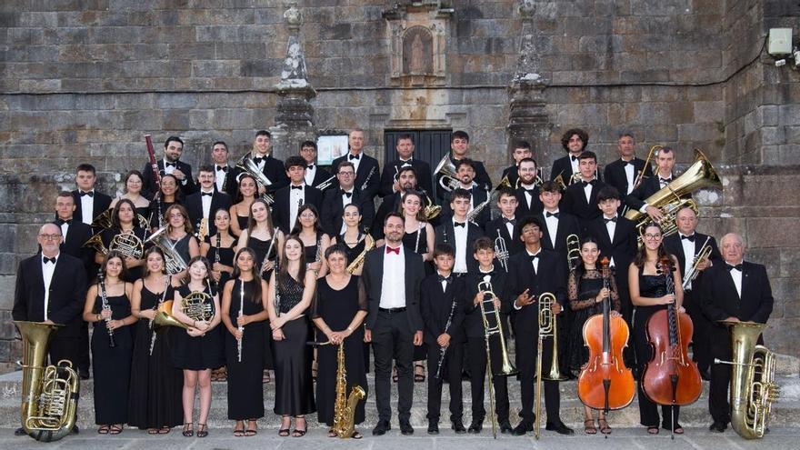 La ofrenda floral y la Banda de Castrelo dan continuidad al «Mes das Letras» de Cambados