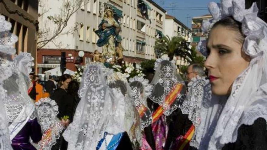 En la Plaza del Olivo, en el corazón de El Pla, se veneró como hace años a la Virgen con una misa.