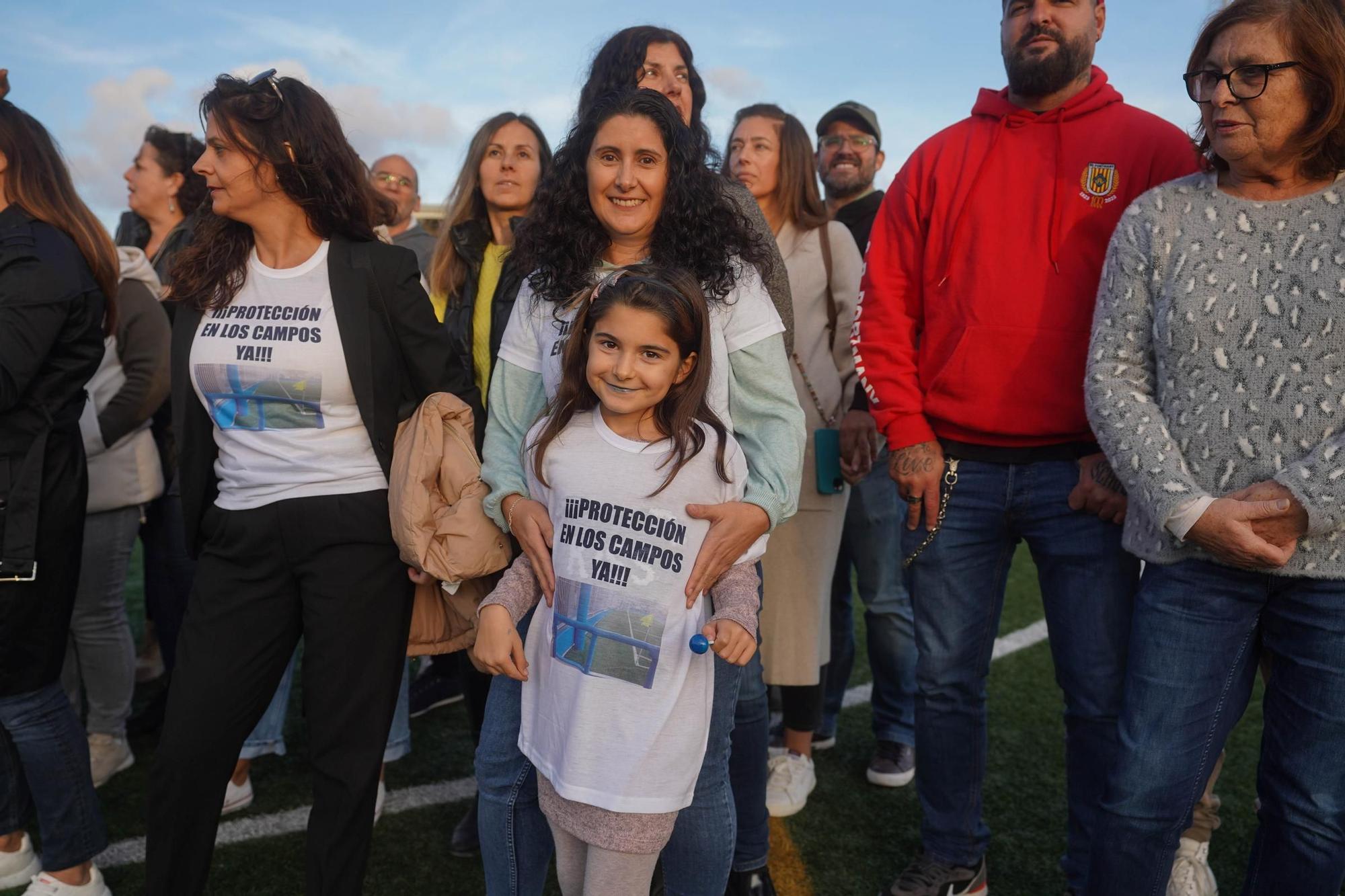 Las imágenes de la nueva protesta para exigir protecciones en los muros de los campos de fútbol de Ibiza