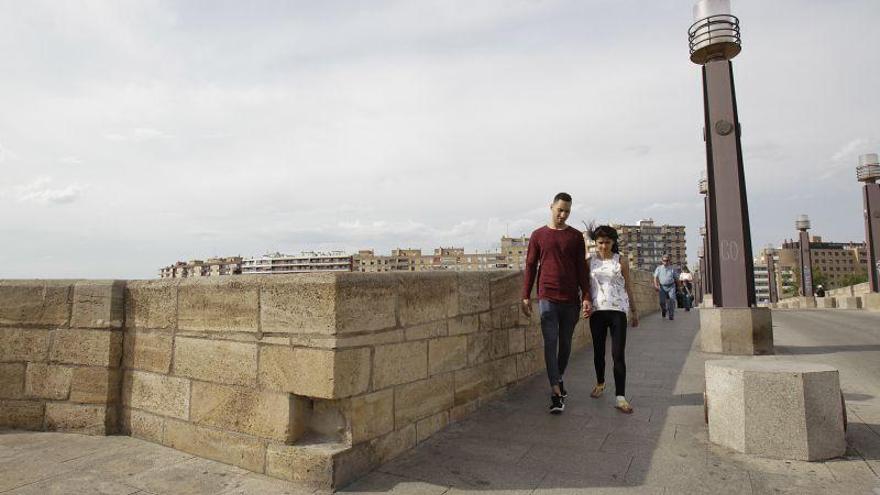 Denuncian la dejadez del ayuntamiento en el mantenimiento del Puente de Piedra