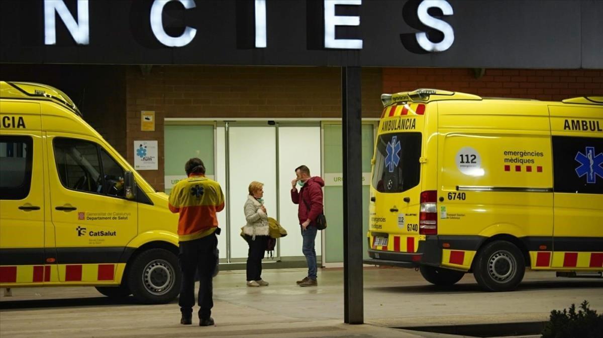 Ambulancias en las Urgencias del Hospital de Igualada, la zona de Catalunya más azotada por la epidemia.