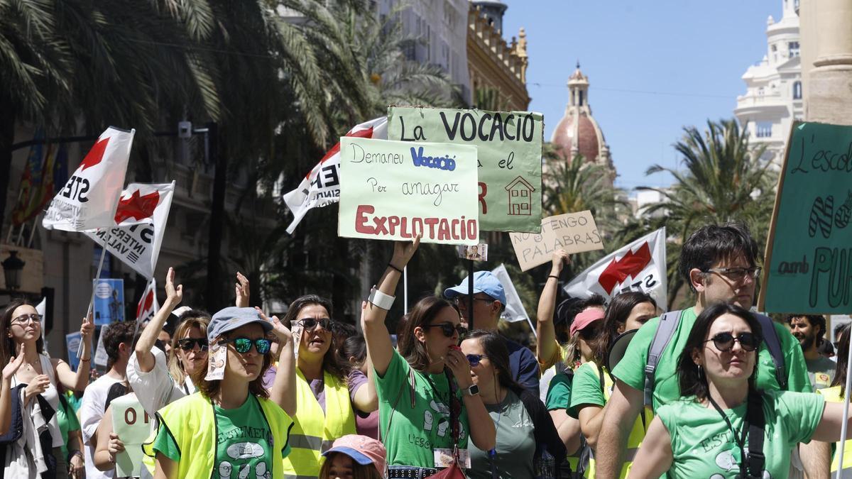 Asi ha sido la marcha "histórica" de los profesores en València el día de la huelga