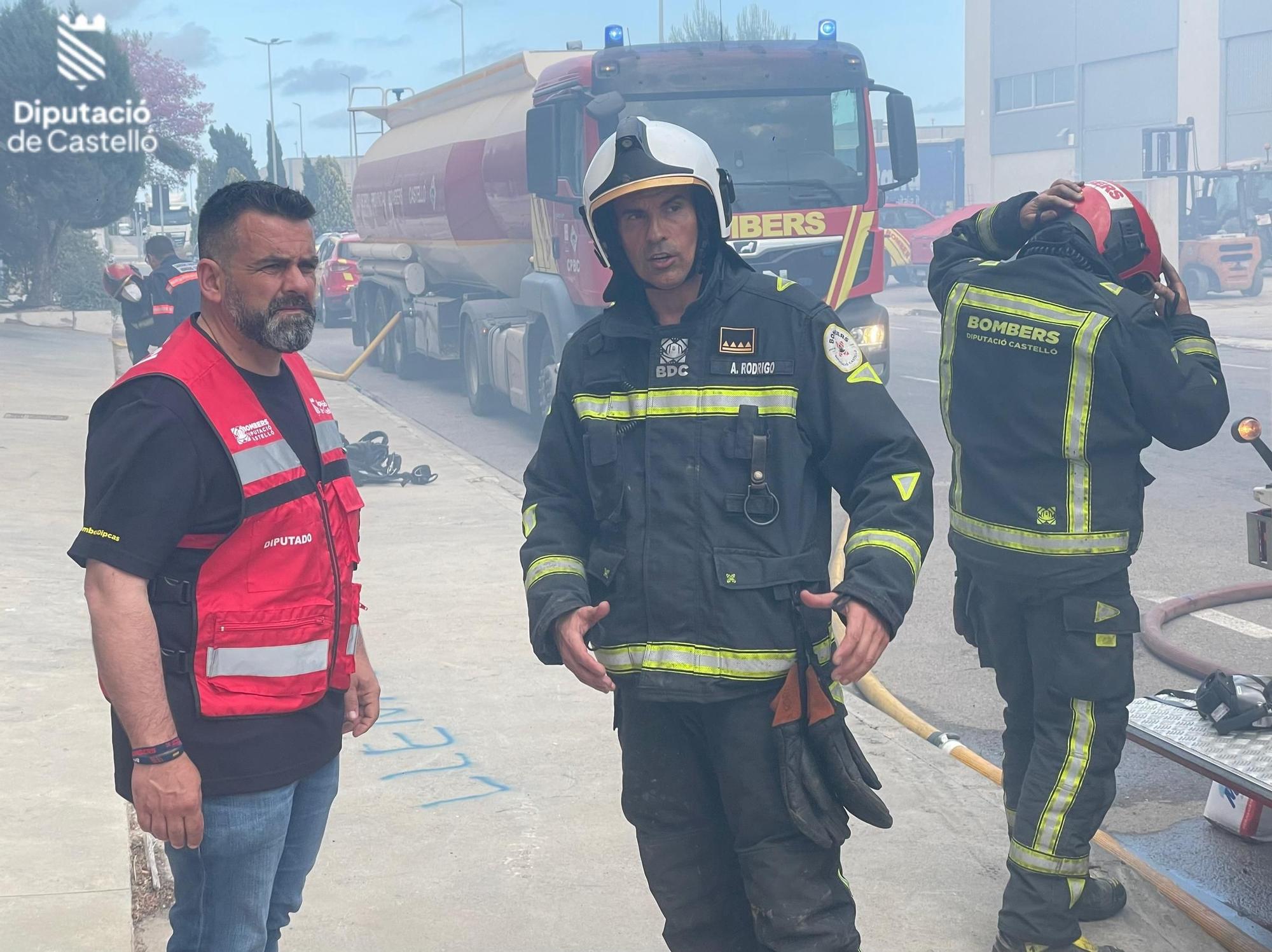 Galería: Espectacular incendio en un desguace de Burriana