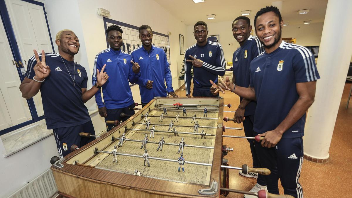 Los 6 nigerianos del Oviedo, en un futbolín de Fundoma