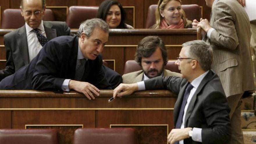 El vicesecretario general del PSOE, José Blanco, charla con el popular Juan Carlos Vera durante el Pleno del Congreso.