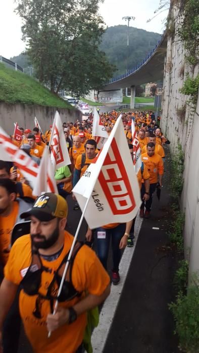 Los trabajadores de Vesuvius marchan a pie desde la fábrica de Riaño hasta la Junta.