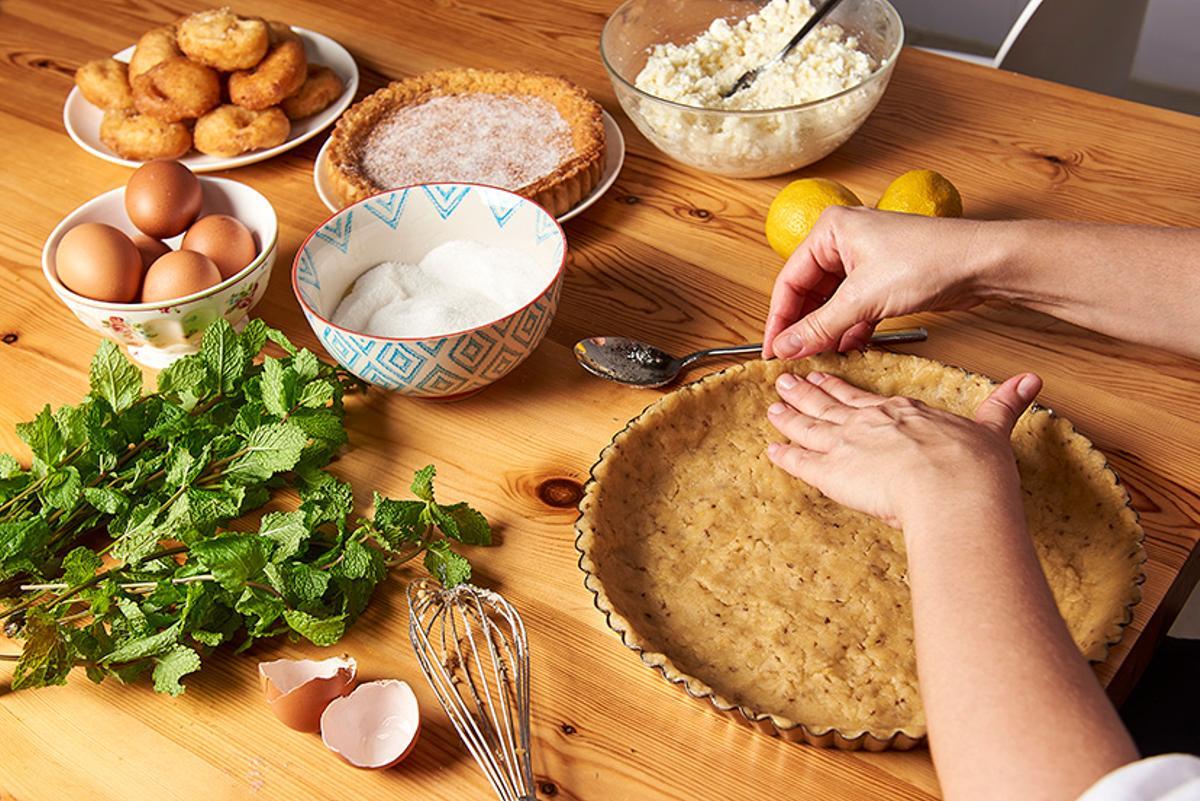 To prepare an authentic Ibizan flaó, specific ingredients and a careful process are needed.
