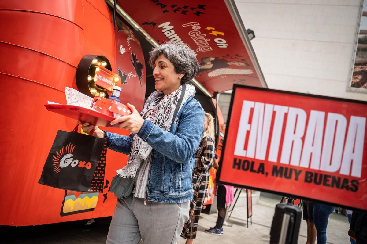 Colas en el estreno en Tenerife de GoXo, la food truck de Dabiz Muñoz