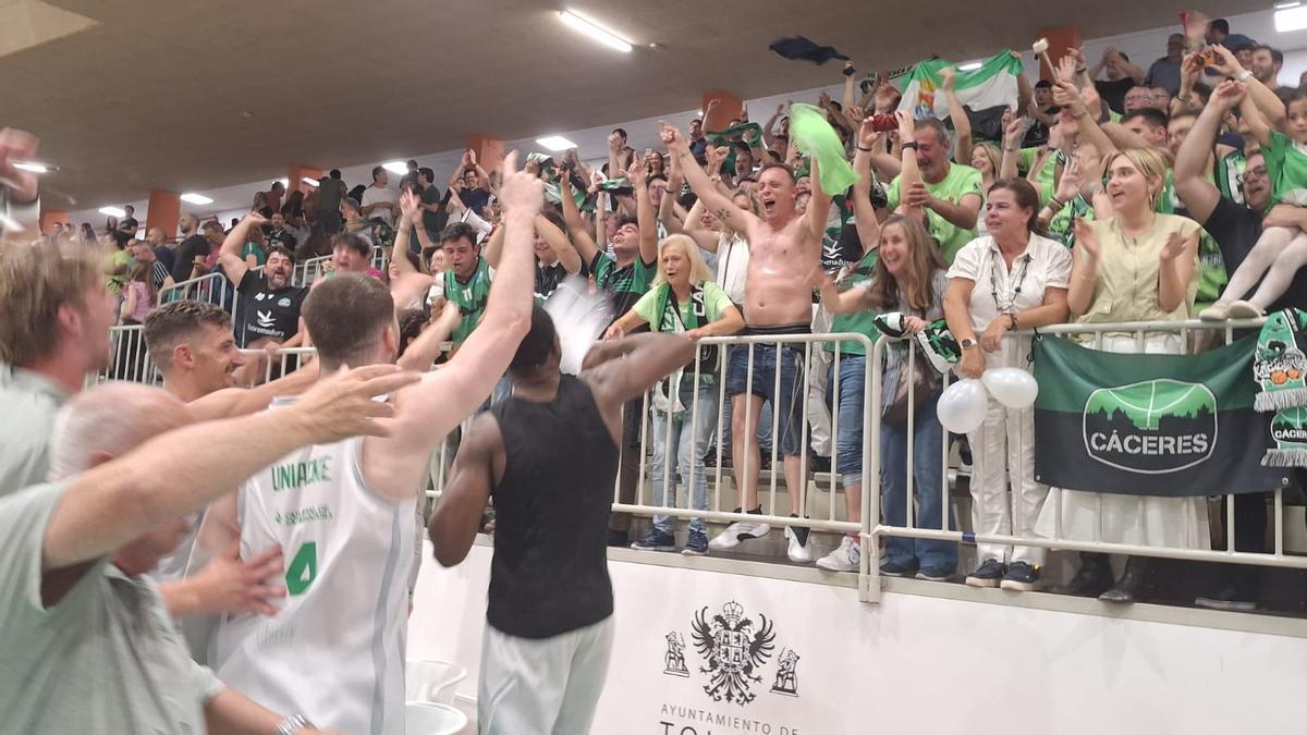 Los jugadores del Cáceres festejan con sus aficionados la victoria en Toledo.