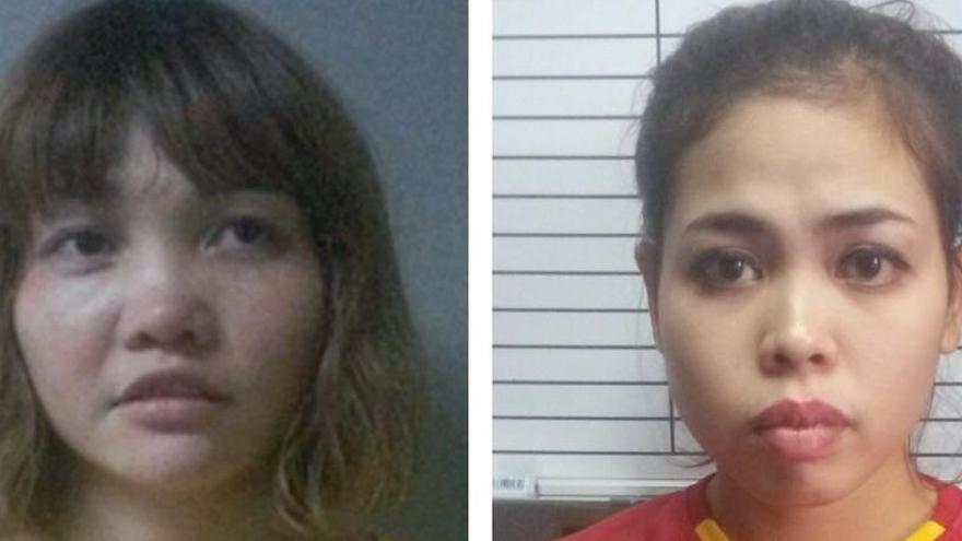 Doan Thi Huong (i) y Siti Aisyah tras su detención.