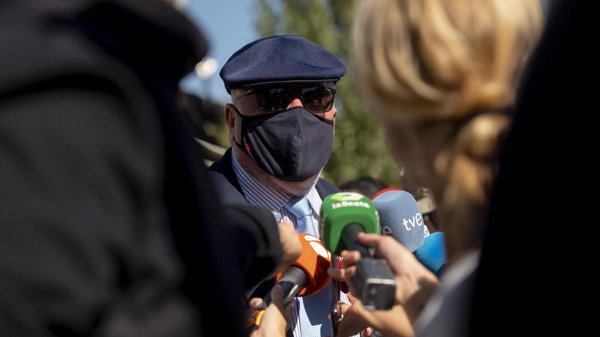 El ahora comisario jubilado José Manuel Villarejo responde a los medios a su salida de la Audiencia Nacional.