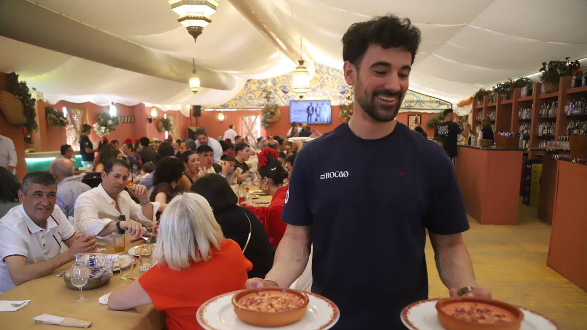 Un camarero de El Bocao sirve dos raciones de salmorejo.