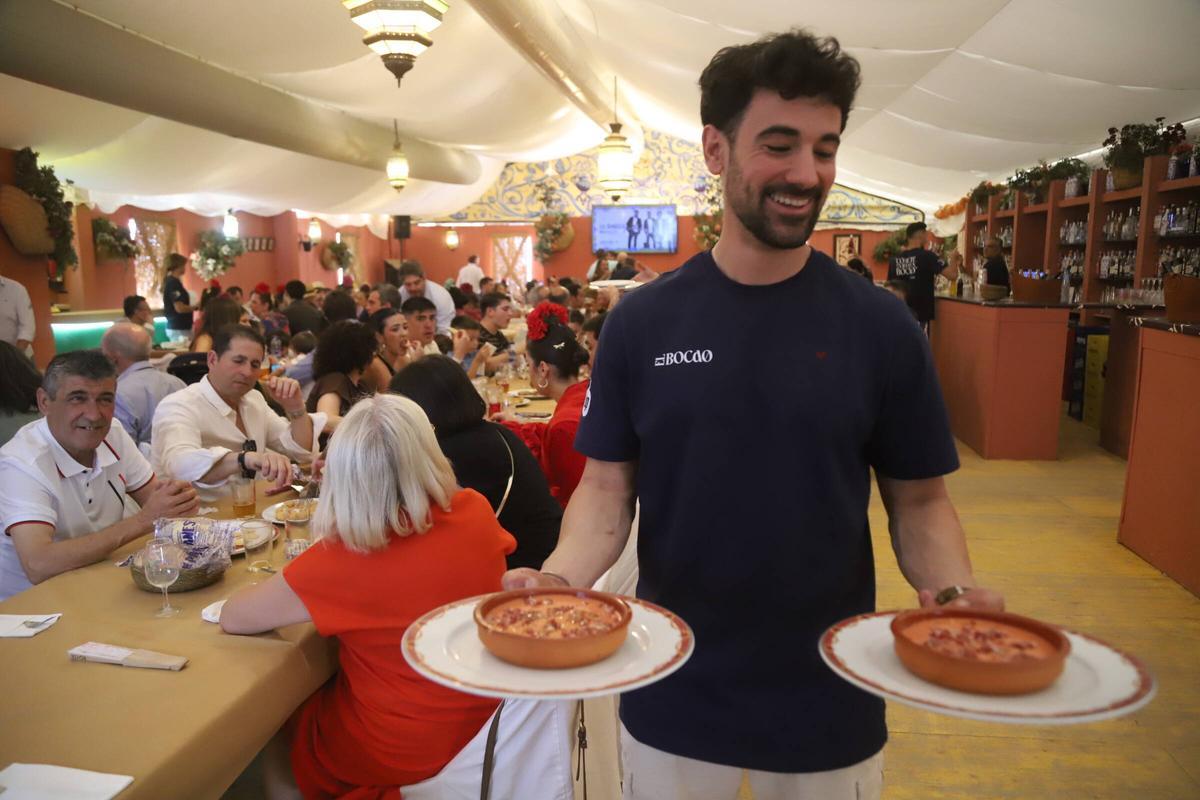 Un camarero de El Bocao sirve dos raciones de salmorejo.