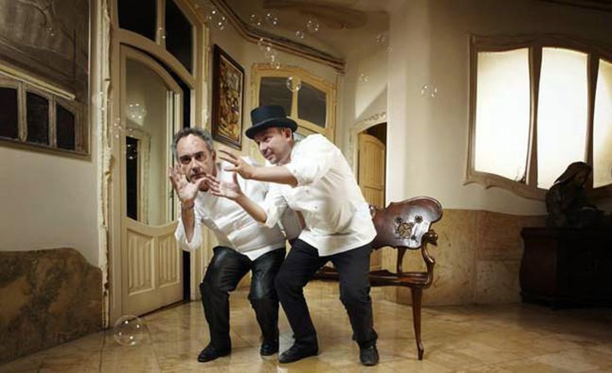 Maig. Els germans cuiners Ferran i Albert Adrià, a la casa Gaudí de Barcelona sota la mirada del Pau i l’Alex, dos nens membres de la Fundació Ànima.