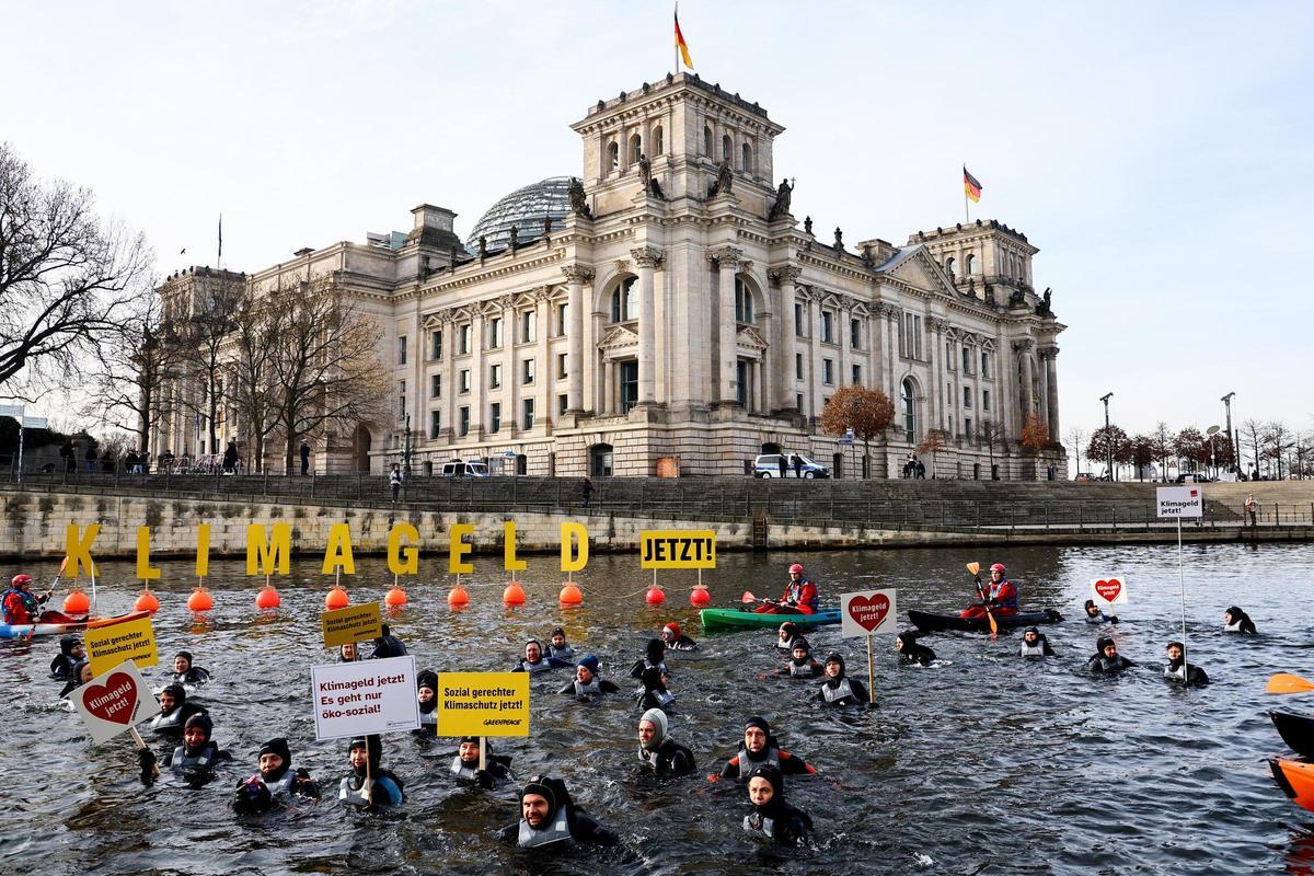 Protesta de Greenpeace en el río Spree de Berlín