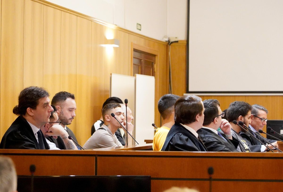 Juicio en la Audiencia Provincial contra cinco jóvenes que propinaron una paliza a otro en las fiestas de Pozaldez (Valladolid) por su condición sexual. Están acusados de un delito de odio y otro de lesiones.
