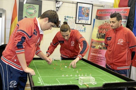 Eine ruhige Hand ist beim Subbuteo gefragt.