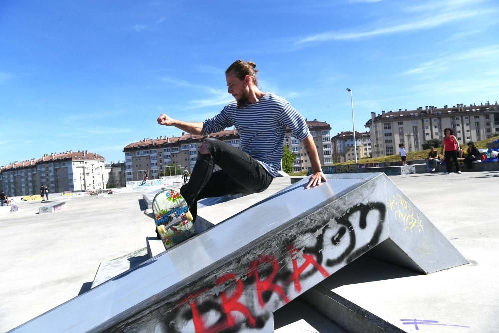 Patinar en 'skateboard', deporte que practicaba el coruñés víctima del atentado de Londres, seduce en la ciudad a dos centenares de personas, habituales en pistas como la de Os Rosales.