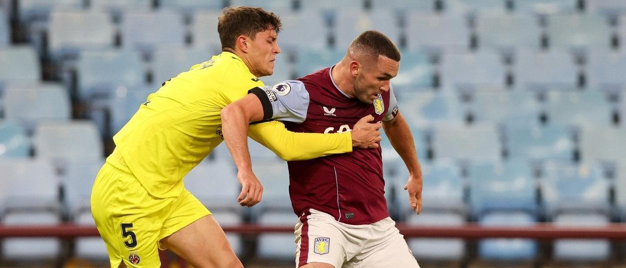 Jorge Cuenca presiona a un jugador del Aston Villa.